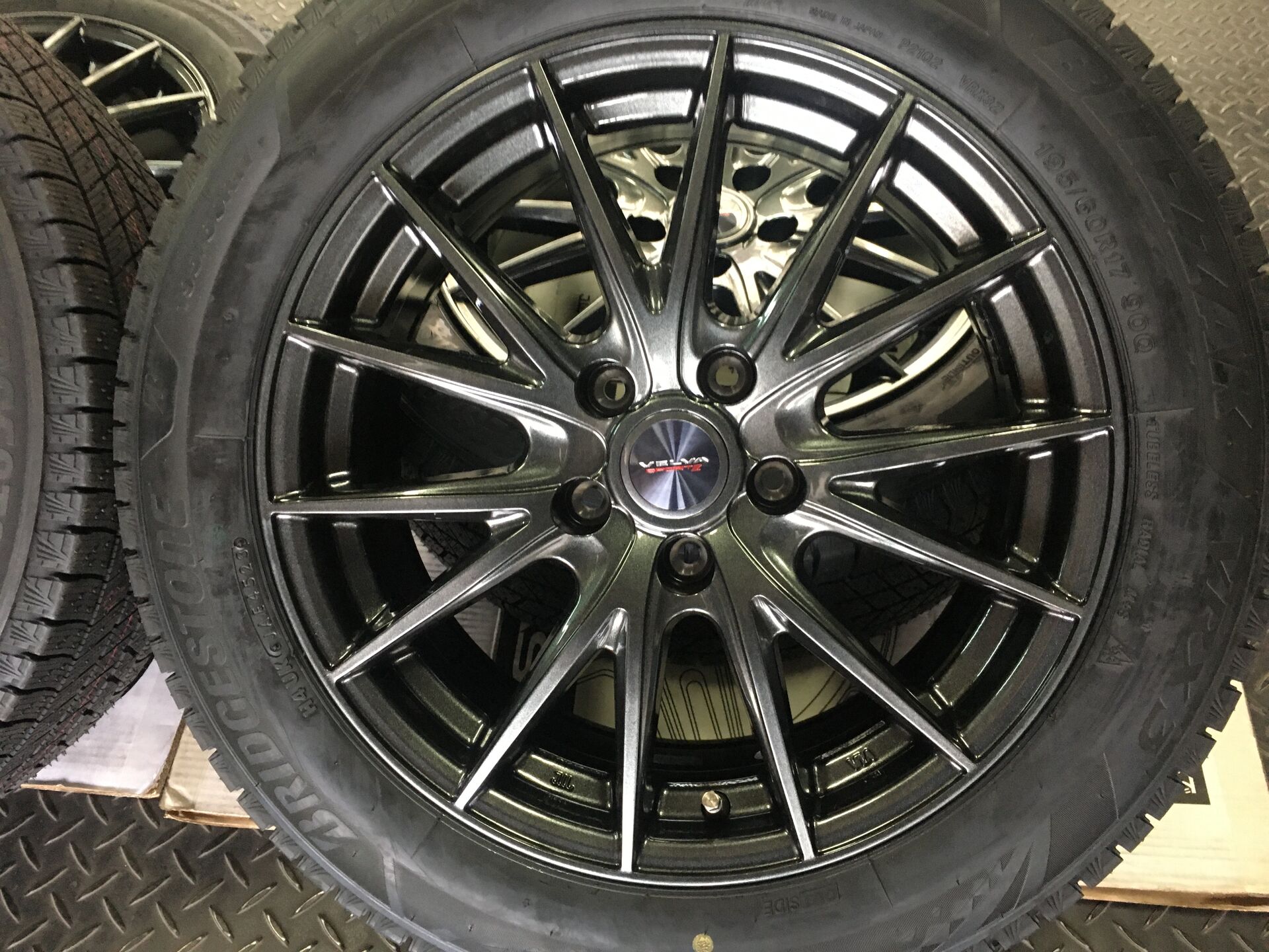 新型■６０系■プリウス純正■未使用■スタッドレス■１９５/６０R１７■ＶＲＸ２ X-ICE トヨタ プリウス 60系用 2025年製 スタッドレス ミシュラン